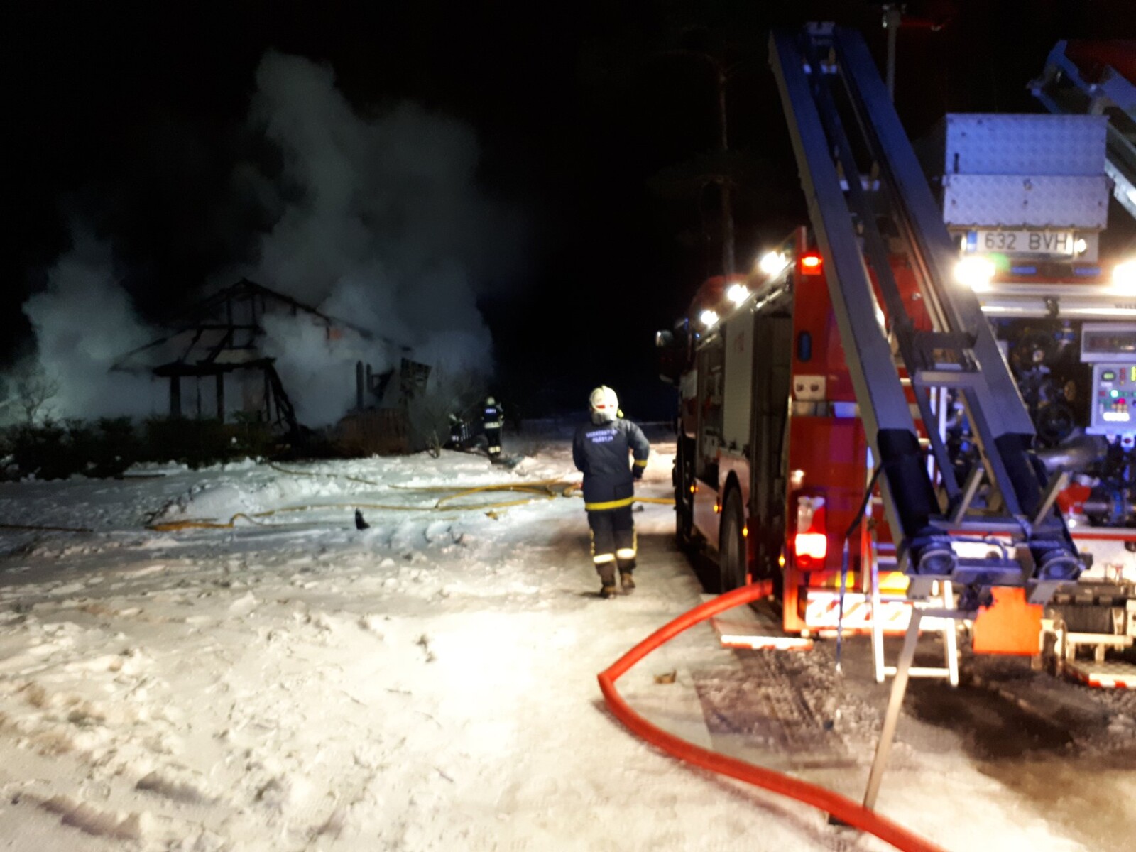 Rõuge vabatahtlikud päästjad põlengut kustutamas,