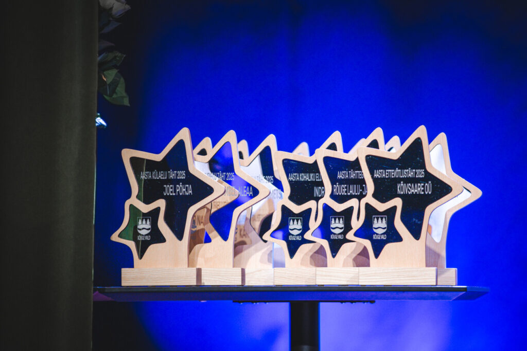 Aunimetusega "Rõuge valla täht" üle antavad meened. Foto: Birgit Pettai